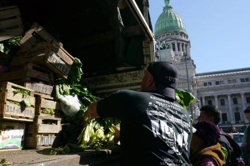 Los verdurazos solidarios, mucho más que una forma de reclamo