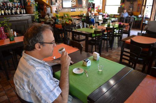 Por la crisis, más de seis de cada diez argentinos resignaron las salidas a cenar, el cine y el teatro