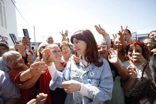 Visita sorpresa de Cristina a La Matanza: estuvo con el Padre Tano, chicos y jubilados