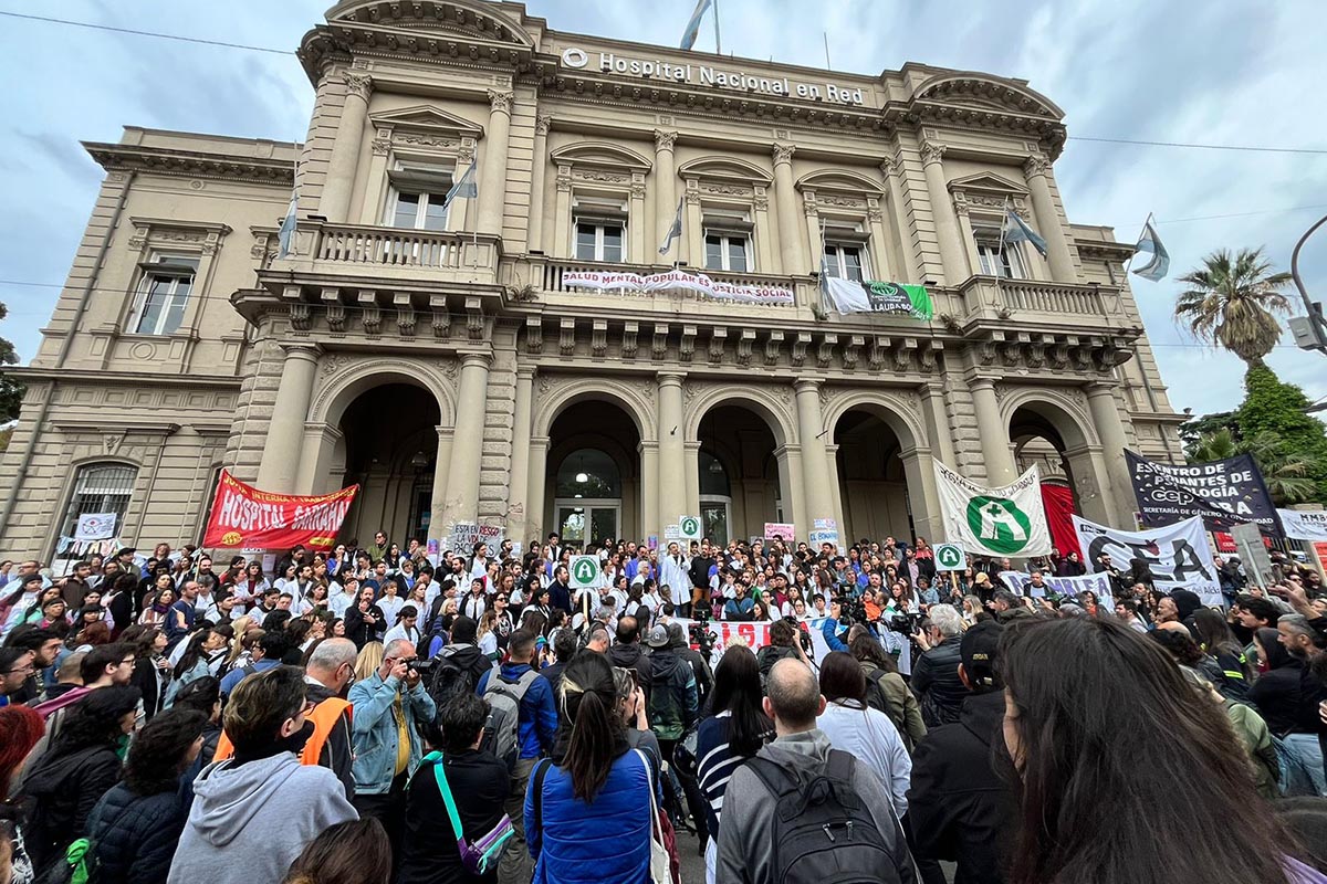 Abrazo multitudinario al Bonaparte: «no podemos creer que puedan cerrar un Hospital, esto no sucede desde la dictadura militar»