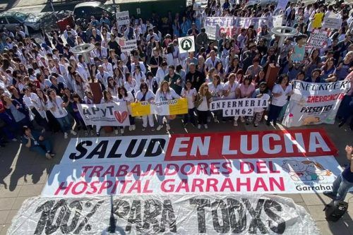 Resistiendo a la motosierra: trabajadores de la salud, docentes y estudiantes realizan una «Marcha Blanca»