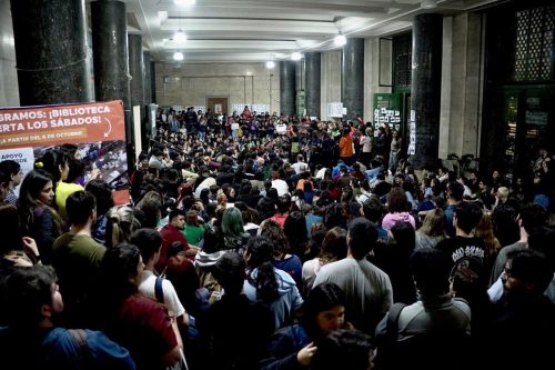 Ollas populares con jubilados y clases en la calle: postales de una jornada histórica de tomas de universidades