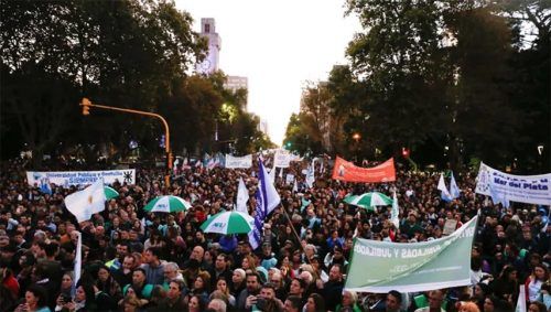 Una movilización universitaria recibe en Mar del Plata a Javier Milei, que diserta en el Coloquio de IDEA