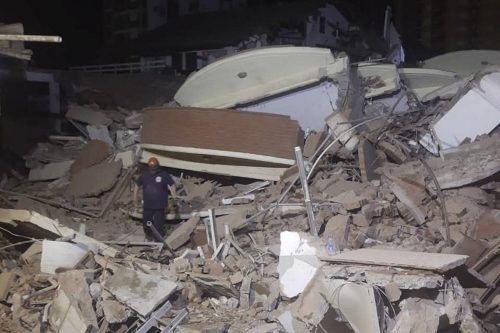 Derrumbe en Gesell: despejan el edificio vecino y detectan la señal de una posible persona atrapada