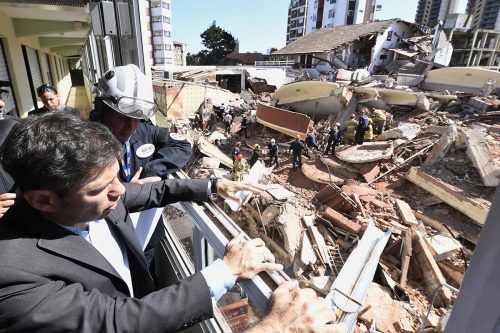 Kicillof viajó a Gesell: «Trabajaremos sin descanso hasta remover el último escombro»