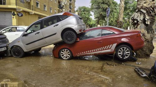 Superan el centenar las víctimas fatales por la inundación en Valencia