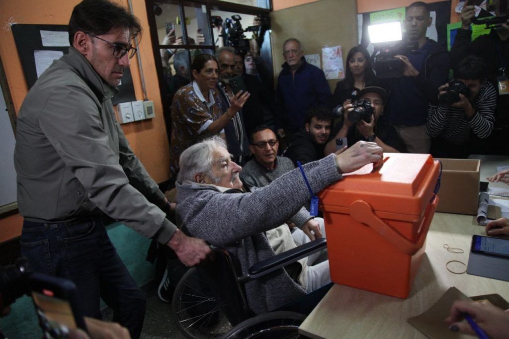 Pepe Mujica vota en Uruguay