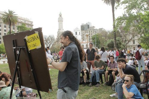 Estudiá, no seas Milei: clases magistrales de educación pública en Plaza de Mayo