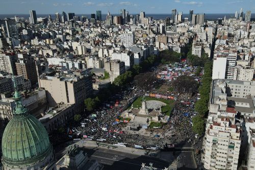 Postales de la multitudinaria manifestación contra el ajuste de Milei