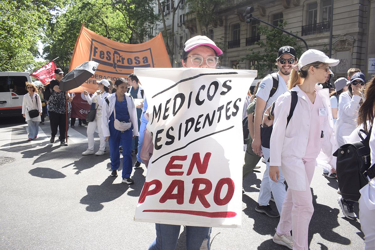 Fuerte reclamo de residentes en la Marcha Blanca: “Estamos defendiendo la salud de la Nación”