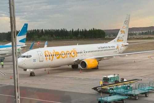 Un avión de Flybondi quedó varado en Neuquén y lo fueron a auxiliar técnicos en una nave de Aerolíneas Argentinas