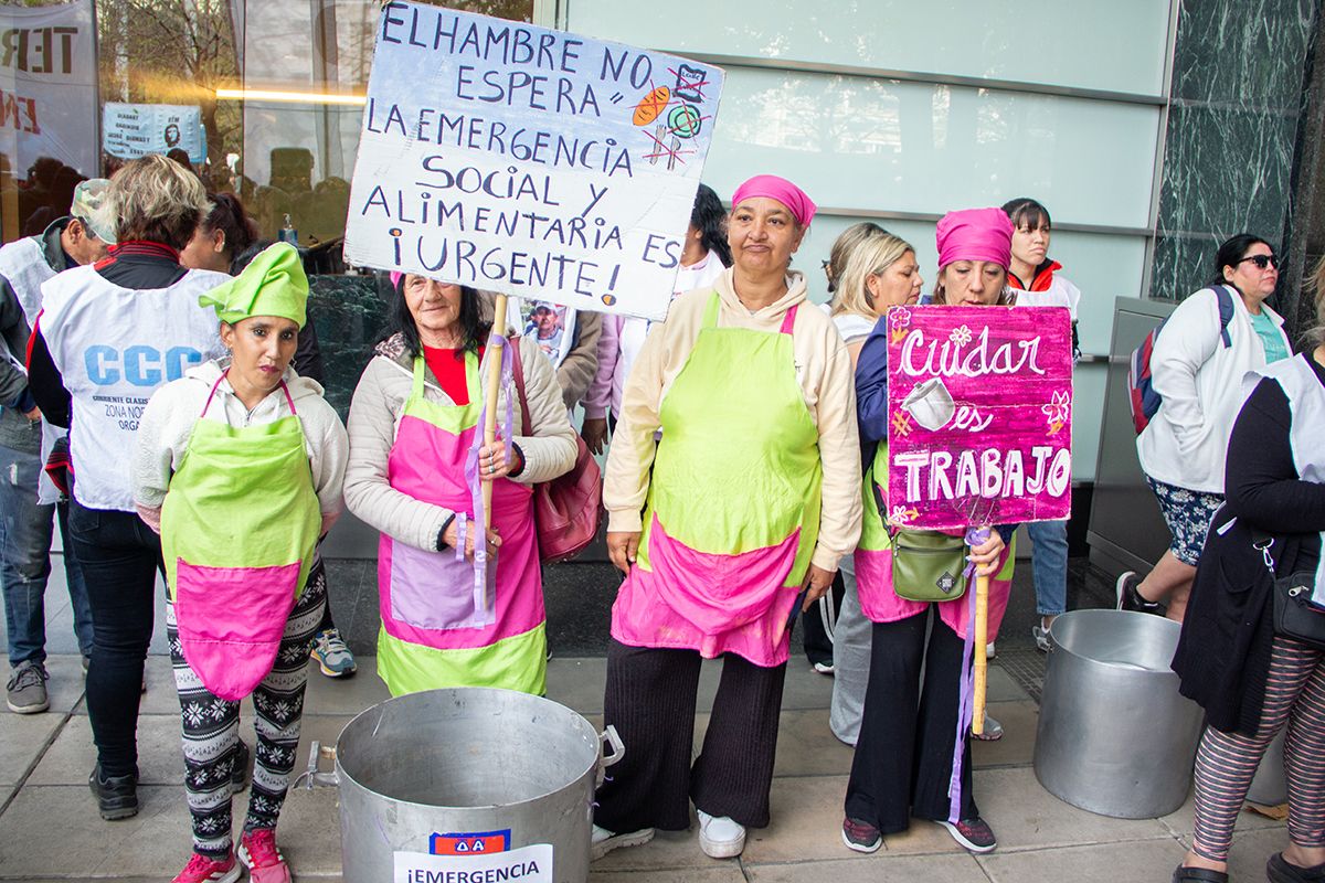 Organizaciones sociales y sindicales protestaron con una «fila del hambre» en Capital Humano