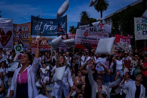 Resistiendo a la motosierra: trabajadores de la salud, docentes y estudiantes realizan una «Marcha Blanca»