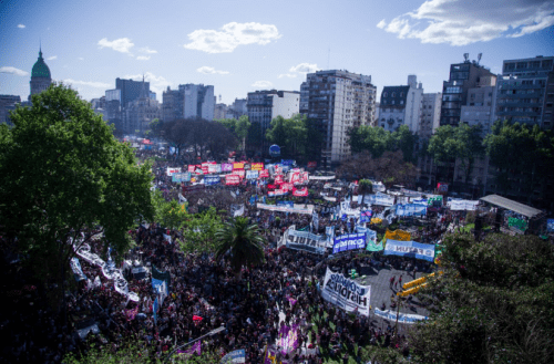 Una multitud de trabajadores de la educación, estudiantes y gremios movilizan en defensa de la universidad pública