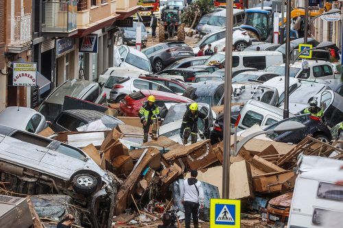 Superan el centenar las víctimas fatales por la inundación en Valencia