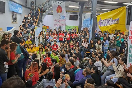 Toman la Facultad de Psicología y marchan al Congreso en contra del veto a la ley de presupuesto universitario