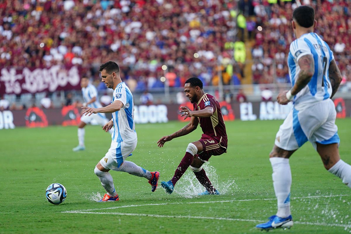 Mitad fútbol y mitad waterpolo, la selección rescató un punto entre el agua de Venezuela