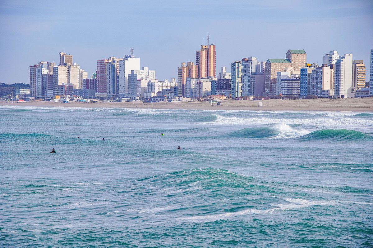 Necochea tiene todo listo para el verano: playas, olas, médanos y hasta un río