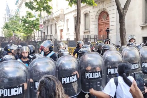 La policía porteña reprimió a enfermeros tras la aprobación de la Ley que no los incluye en la carrera profesional