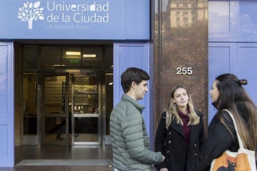 Mientras desfinancia a la universidad pública, Milei decretó la validez nacional de títulos de la UniCABA