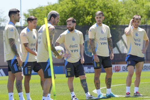 Noche de Eliminatorias: Argentina visita a Paraguay, que prohibió las camisetas de Messi