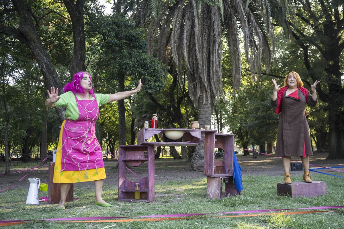 Teatro callejero, un arte que transforma el espacio público en escenario