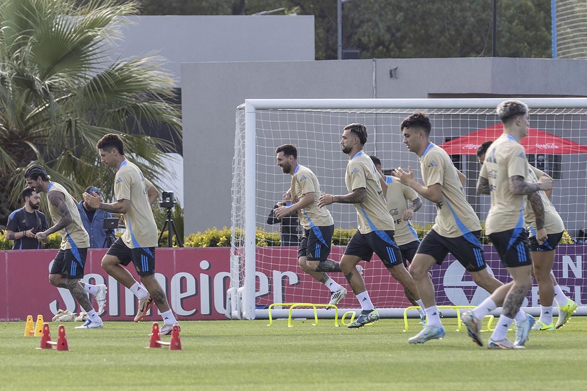 Argentina recibe al débil Perú, el último de las Eliminatorias, para cerrar el año con otra alegría