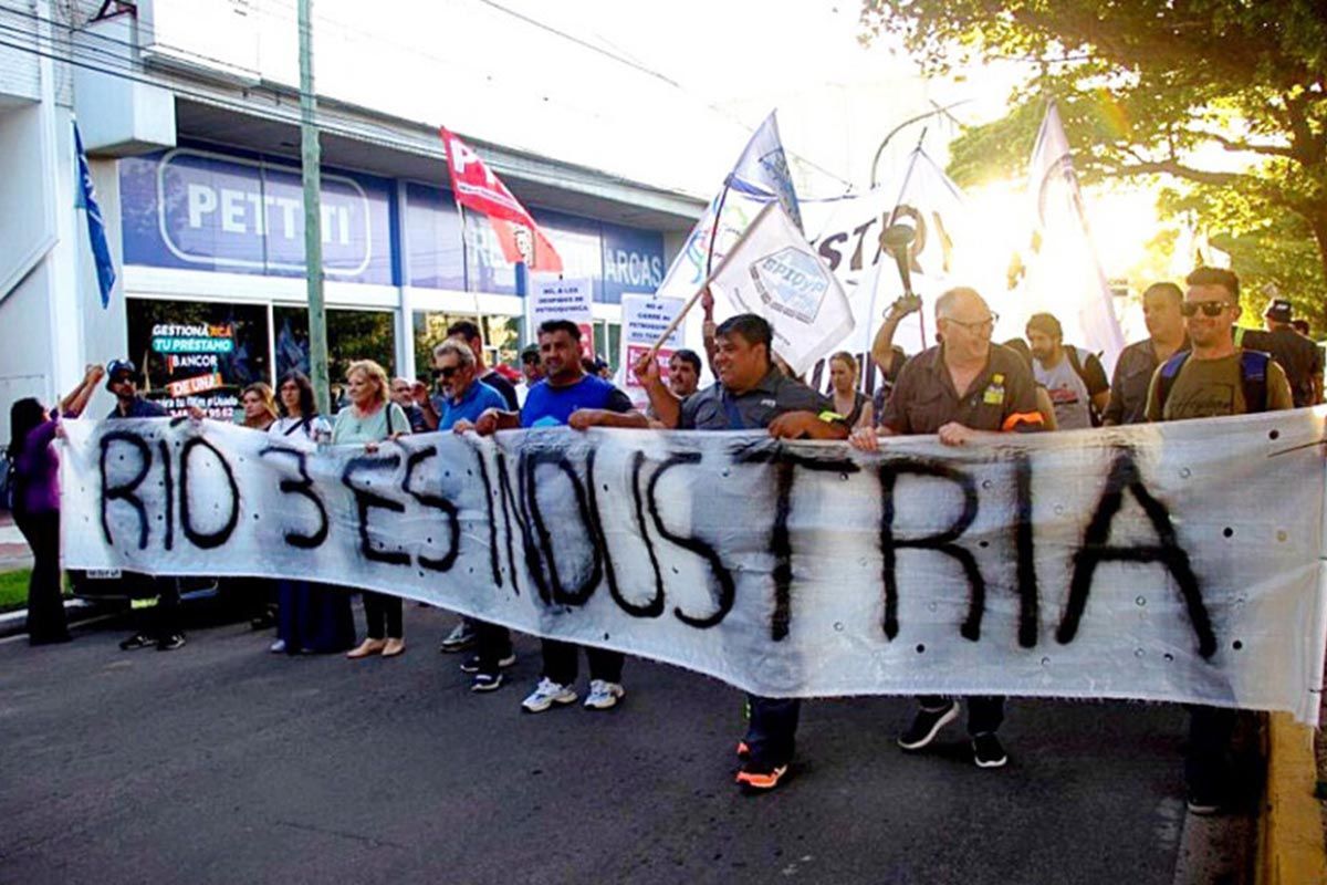 Los trabajadores de Petroquímica Río Tercero llevan un mes de acampe