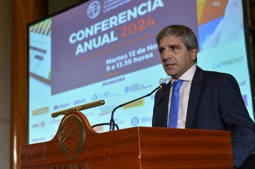 Caputo aseguró que en octubre volvió a haber superávit fiscal