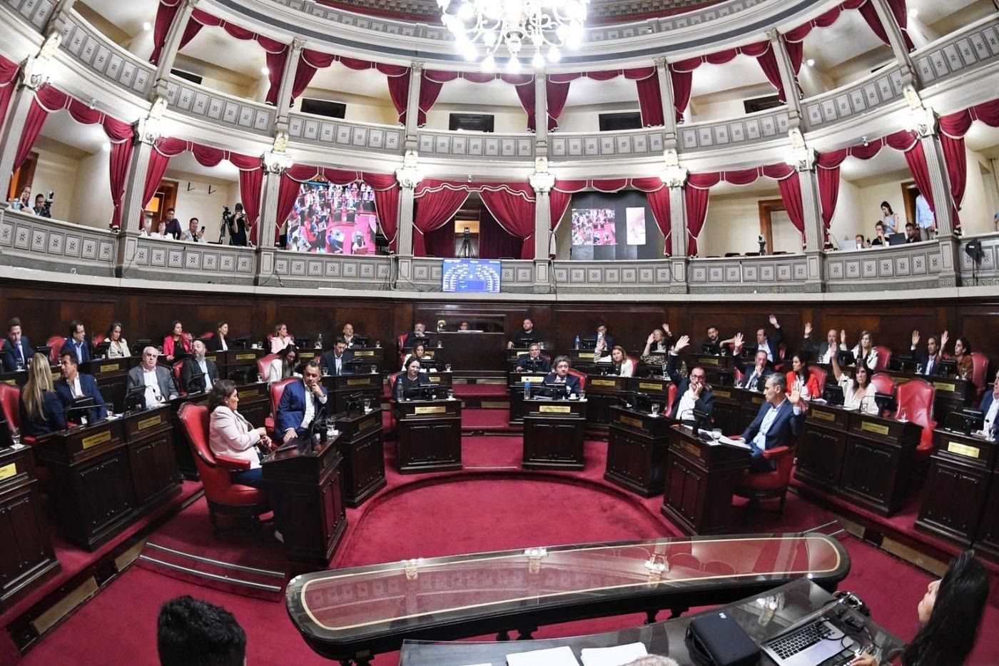 Con el apoyo de los libertarios díscolos, Kicillof logró aprobar el «RIGI» bonaerense y la reforma del BAPRO