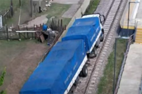 Un camión se equivocó de camino y quedó atascado en medio de las vías del tren en Merlo