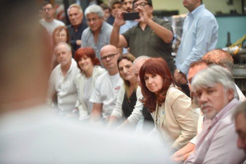 Cristina Kirchner recorrió Avellaneda y criticó el modelo de Milei: «Es como un yogurt, todos sabemos que se vence»