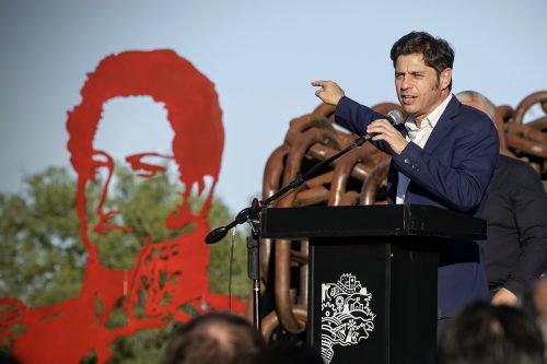 En el Día de la Soberanía, Kicillof confrontó con Milei: «Nos quieren entregar de pies y manos»