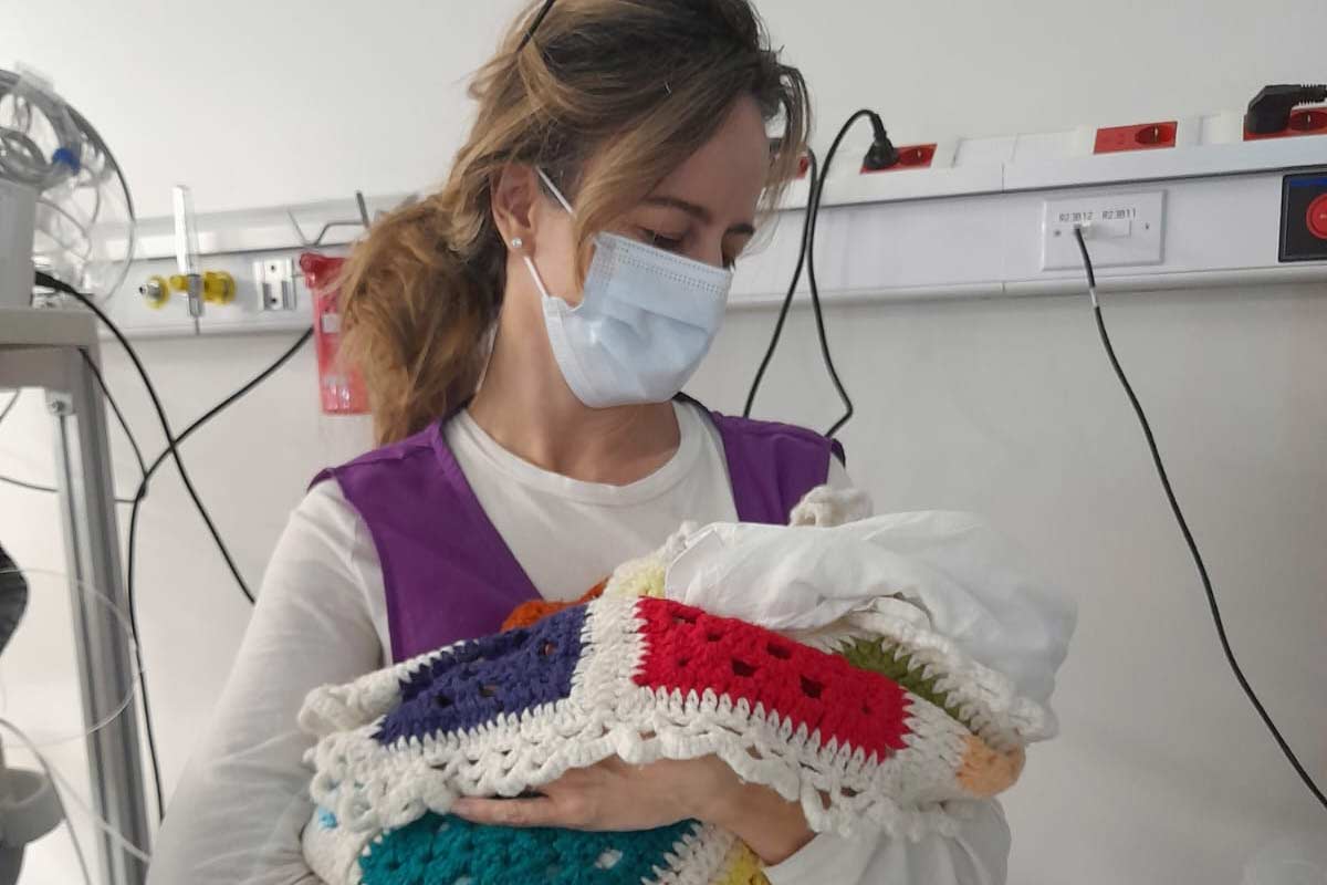 Una experiencia única en la Maternidad de Córdoba: las abrazadoras de bebés prematuros