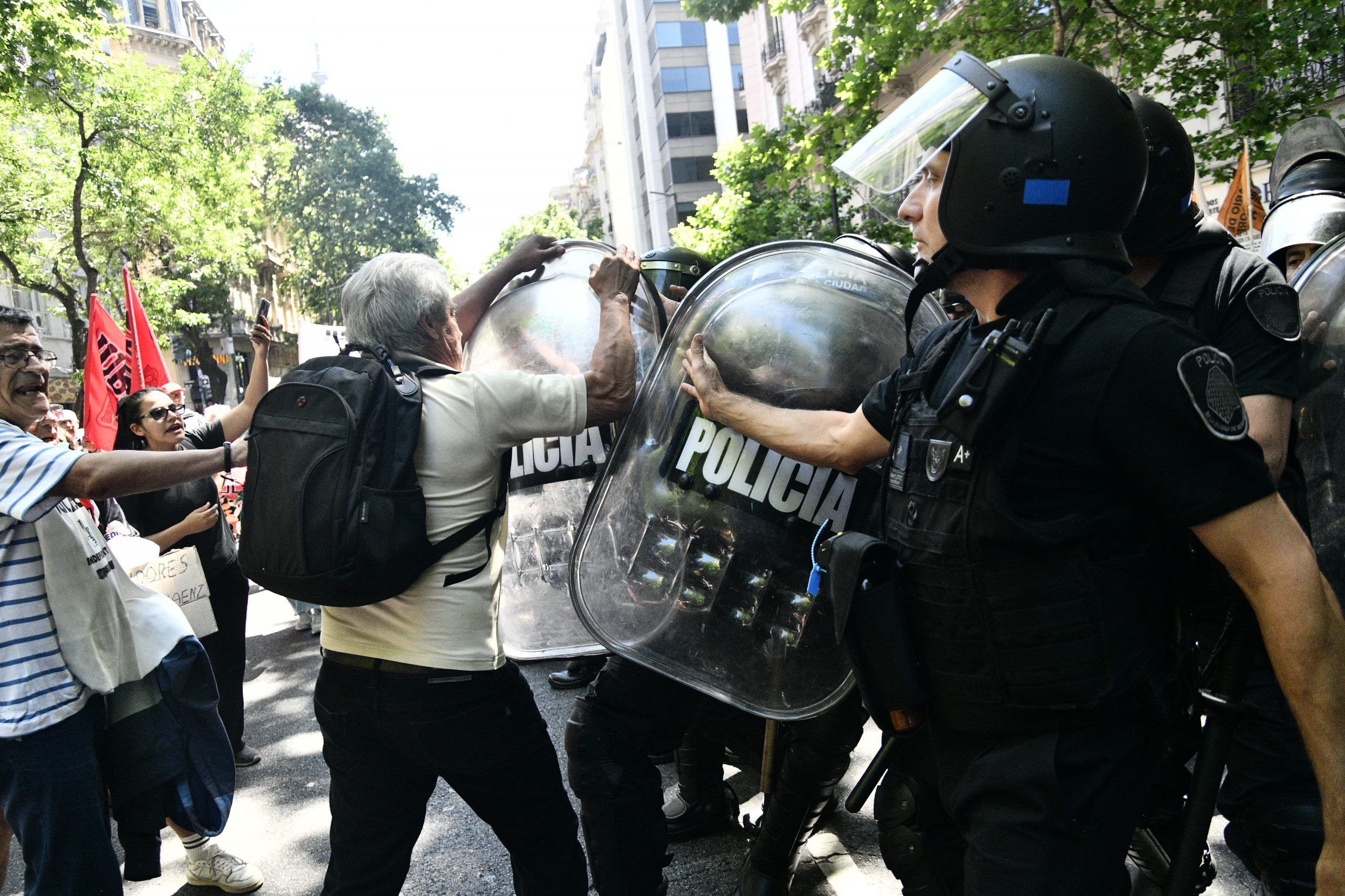 Marcha de jubilados: Santiago Caputo encabezó una reunión en Casa Rosada para afinar el operativo de seguridad