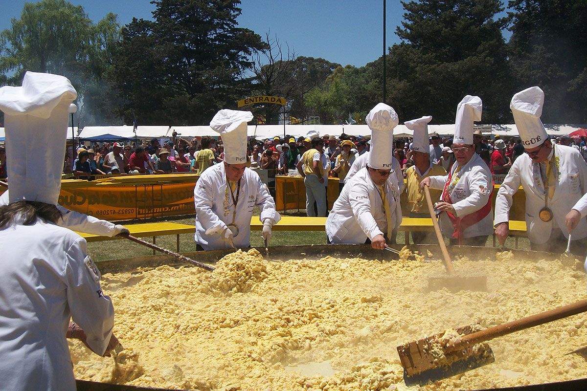 Mucho más que una omelette gigante: la afrancesada historia que se festeja en Pigüé