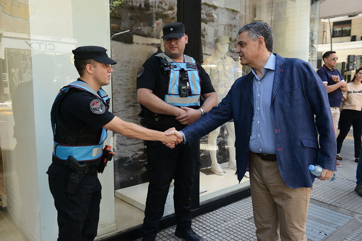 Ahora en centros comerciales: la Ciudad avanza con las pistolas Taser en las zonas más concurridas