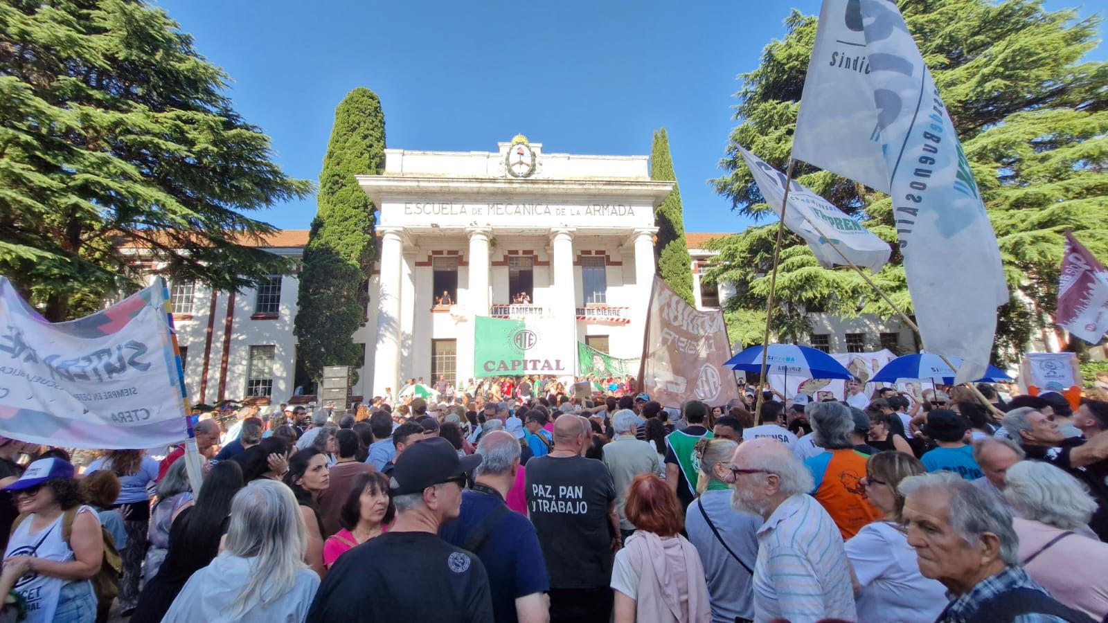 Un abrazo a la ex ESMA contra los despidos en la Secretaría de Derechos Humanos