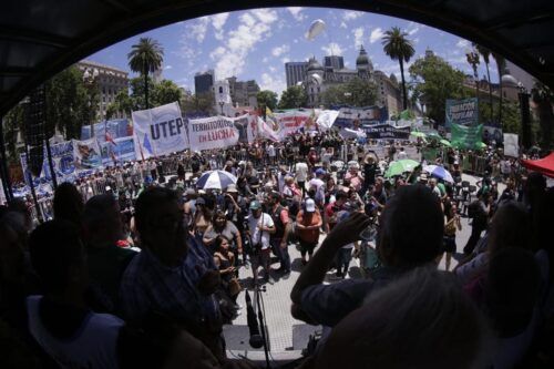 Paro y movilización a Plaza de Mayo, en una jornada nacional de lucha contra el ajuste de Milei