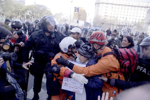 Un estudio alerta sobre rasgos de autoritarismo en el primer año de Milei