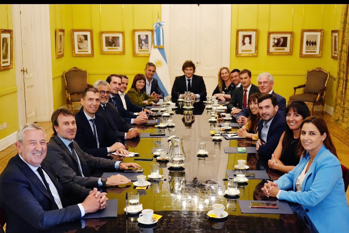 Milei recibió a diputados radicales en Casa Rosada para negociar los próximos pasos legislativos