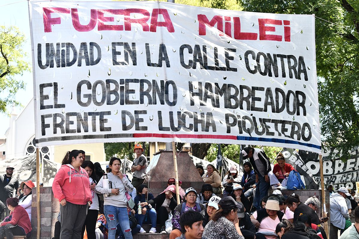 Miles de piqueteros acampan en La Matanza por comida y un IFE de emergencia