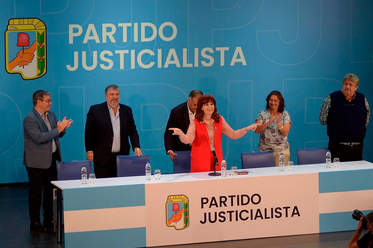 Cristina prepara un viaje a la tierra de «Camau» Espínola para ordenar el PJ