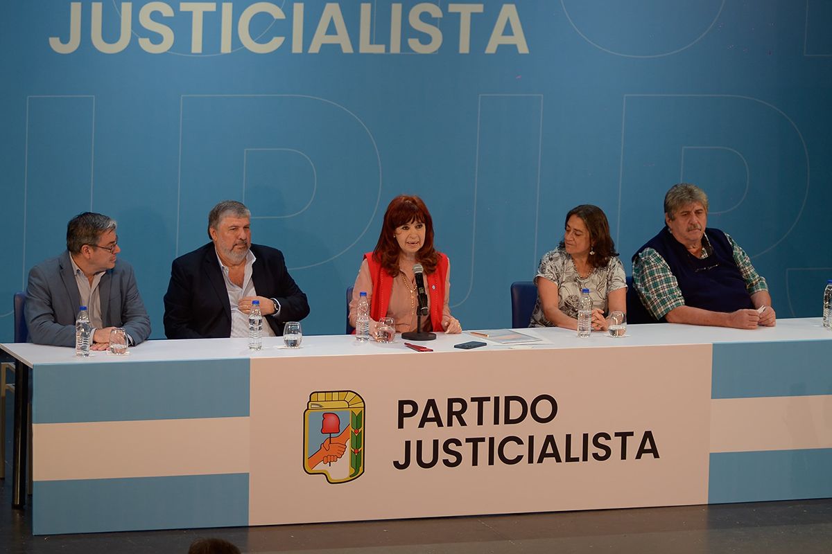 Cristina comenzó a ordenar el peronismo con críticas hacia Milei y hacia adentro del partido