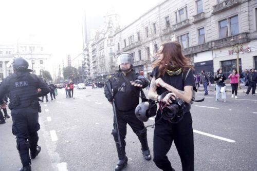 La libertad de expresión bajo asedio: ciberpatrullaje, represión y silenciamiento