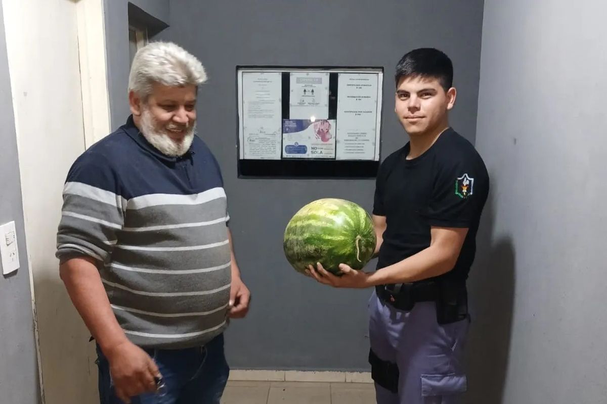 En Chaco detuvieron a un joven de 16 años por robarse una sandía