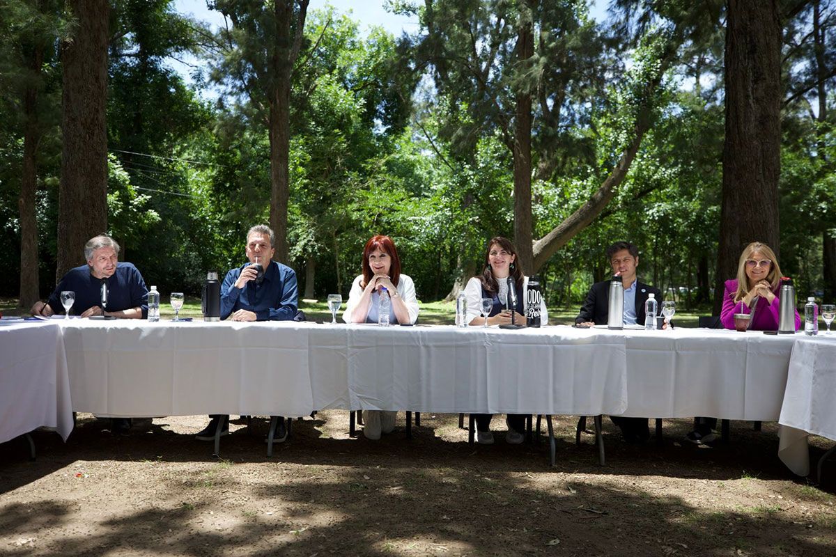 Foto de unidad: Cristina Kirchner, Axel Kicillof y Sergio Massa encabezaron la cumbre del PJ