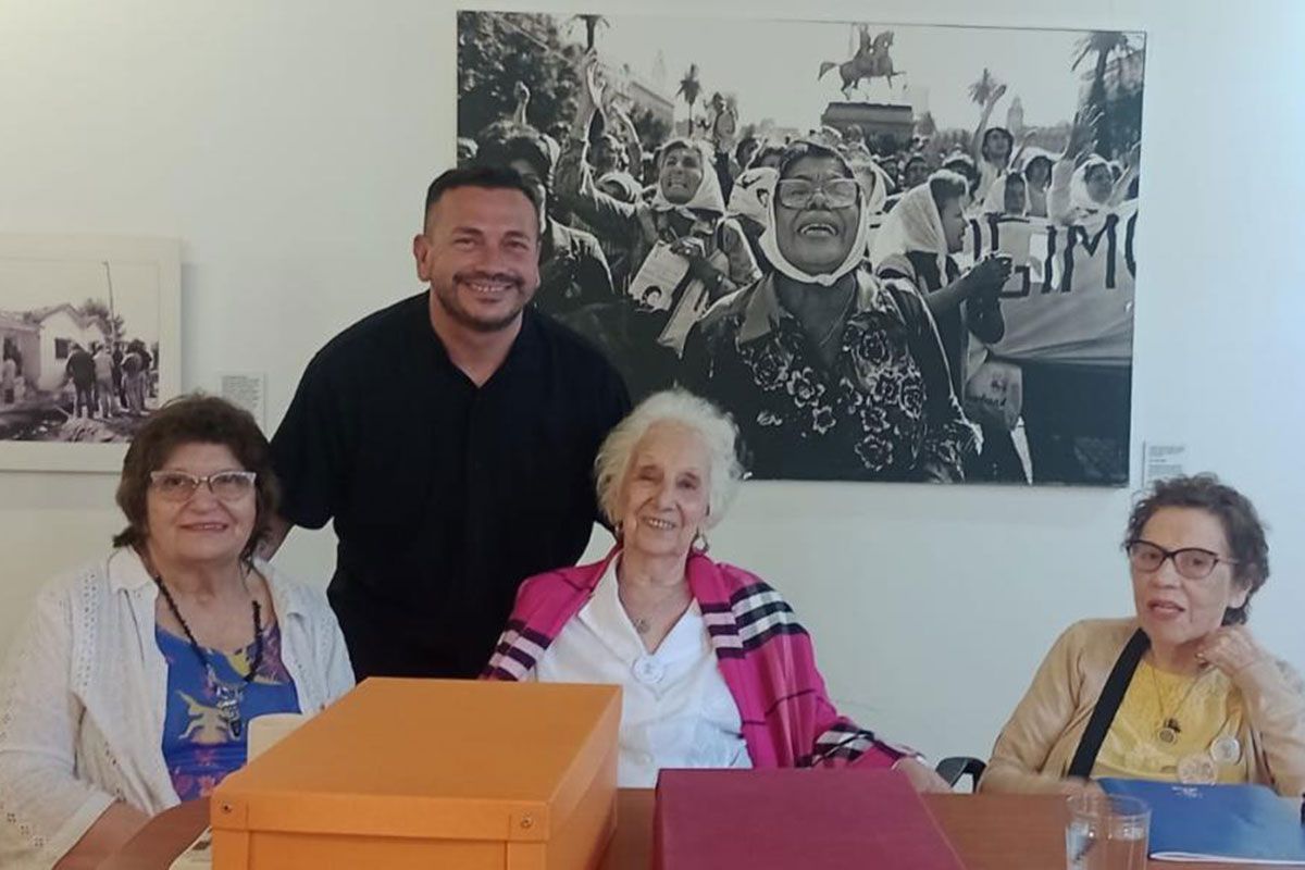 Abuelas de Plaza de Mayo entregó el archivo familiar al nieto restituido Daniel Santucho Navajas