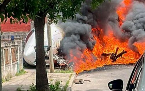 Un avión privado despistó, chocó contra una casa y se incendió