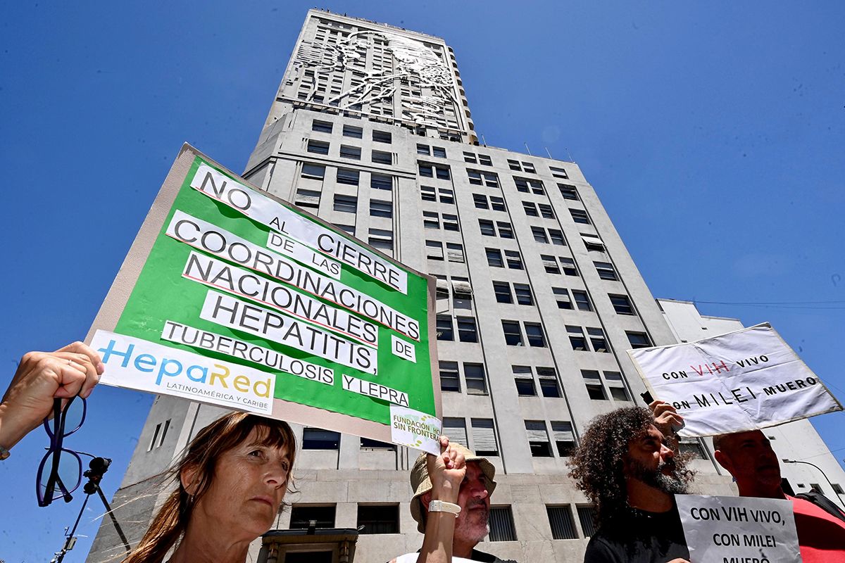 Abrazo contra los recortes en el Ministerio de Salud: “La motosierra corta vidas”